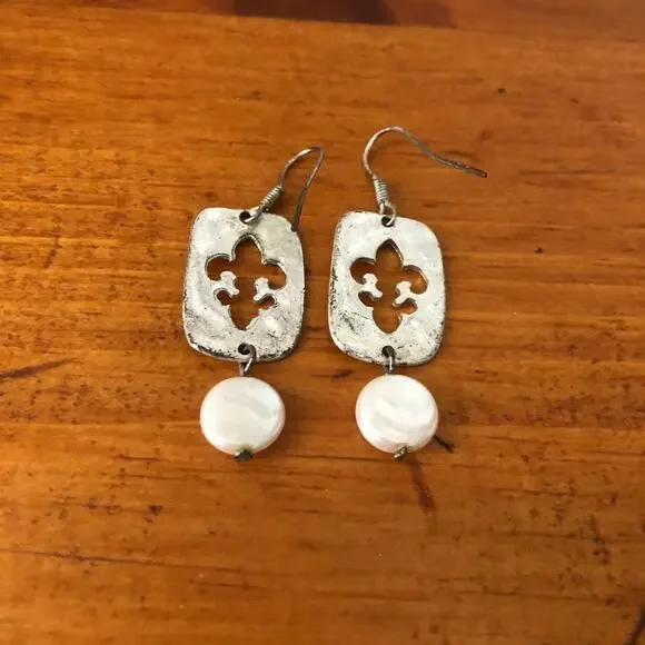 Silver Tone Fleur De Lis Dangle Earrings White Shell Bead Rectangular Drop Boho - Picture 5 of 6